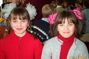 Le gemelle Nadia e Olga-gruppo degli orfani ospitati all'Elba