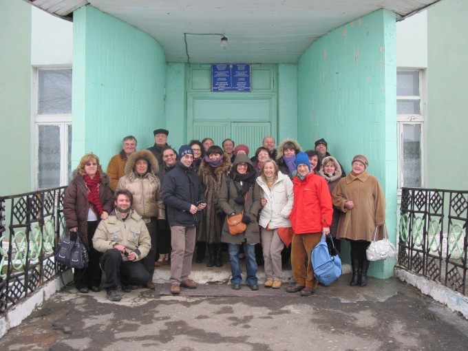Gruppo di famiglie all'ingresso della scuola di Ianovka